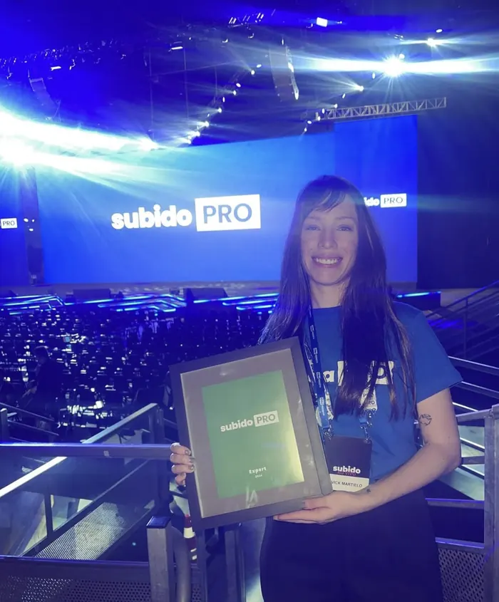 Victória Martielo recebendo a premiação Subido PRO Expert